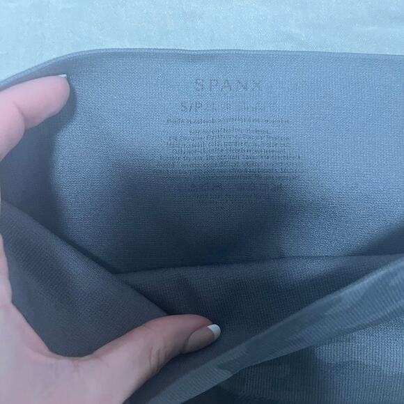 Spanx Look At Me Now Gray Camo Cropped Leggings Size Small - Picture 2 of 4